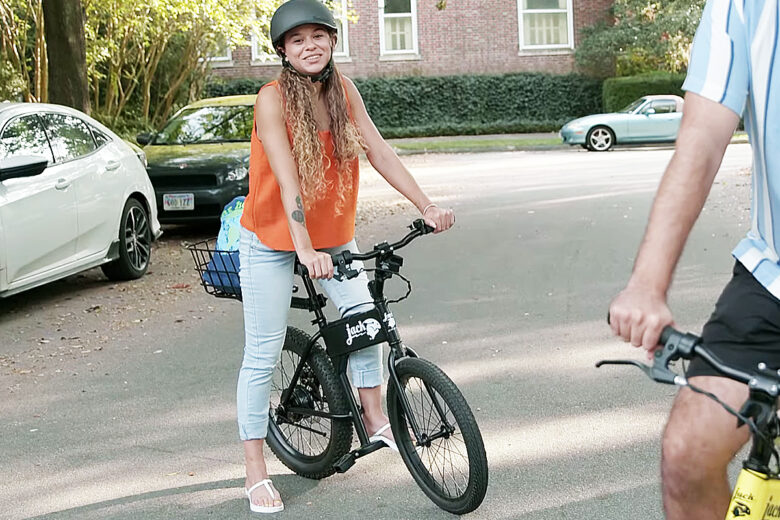 Une femme avec un casque sur le mini vélo électrique JackRabbit