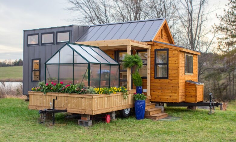Une Tiny House avec serre, pergola et balançoire