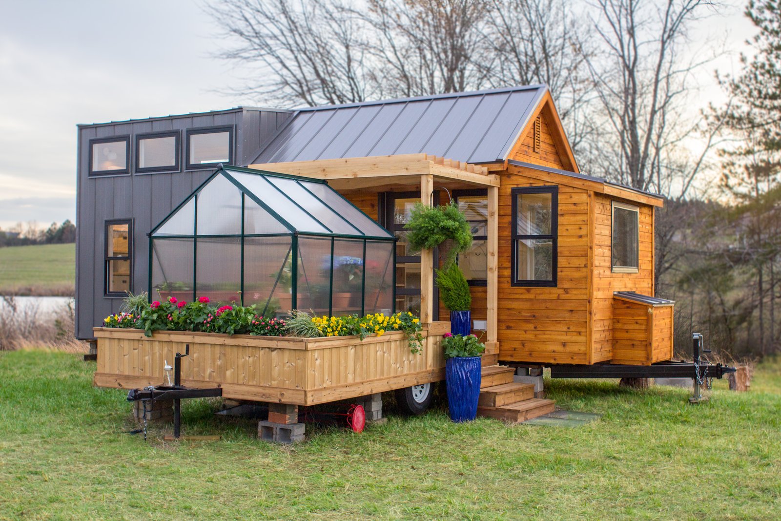 Une Tiny House avec serre, pergola et balançoire