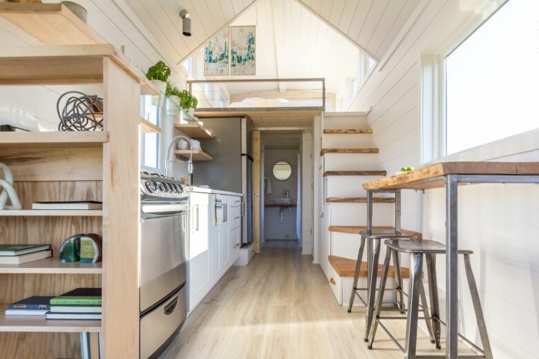 L'intérieur de la Tiny House avec serre, pergola et balançoire