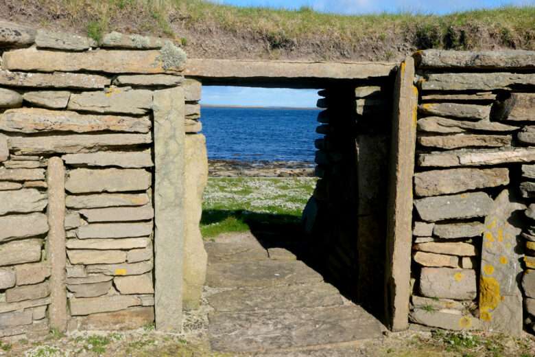 Vue de l'intérieur d'une maison néolithique à Knap of Howar, Papa Westray, Orkney, Écosse