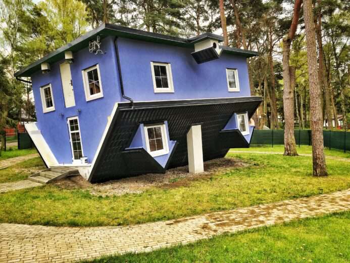 Pobierowo, Pologne - 11 mai 2017 : maison à l'envers dans le village de Pobierowo sur la mer Baltique en Pologne