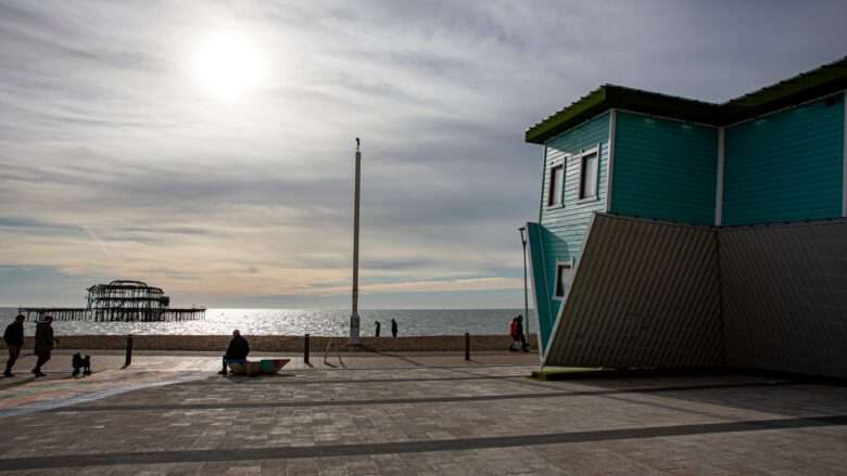 Une maison à l'envers sur la promenade du front de mer de Brighton.