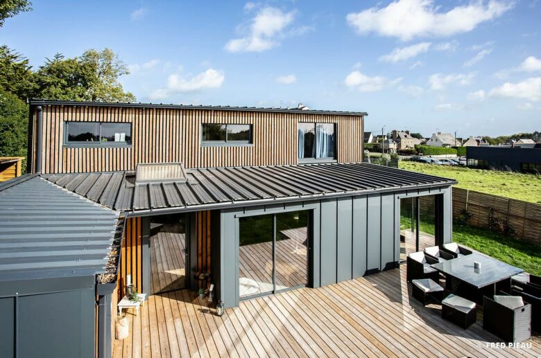 Une maison container vue de l'extérieur en bois et métal