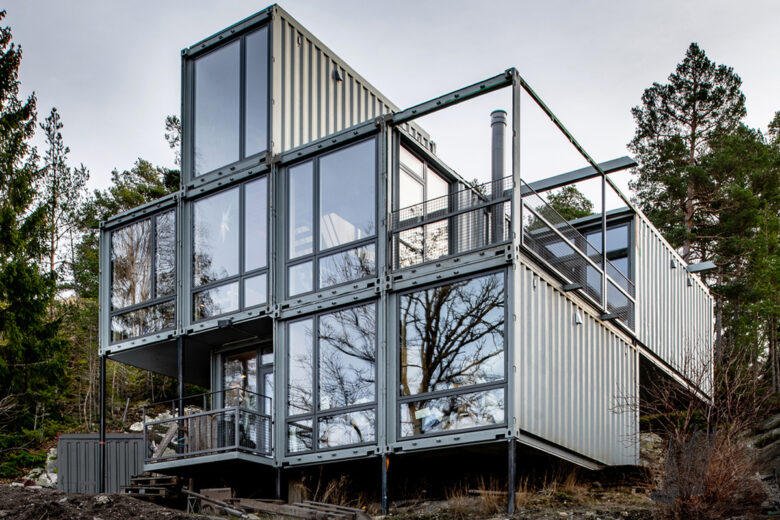 Une belle maison container grise à flanc d ecolline