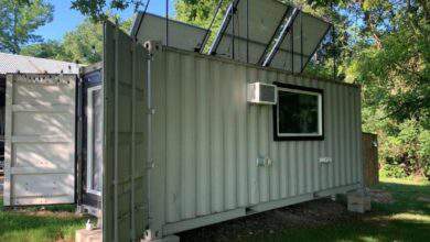 Une maison container avec des panneaux solaires