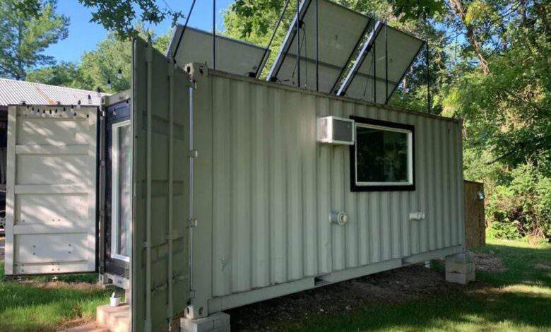 Une maison container avec des panneaux solaires