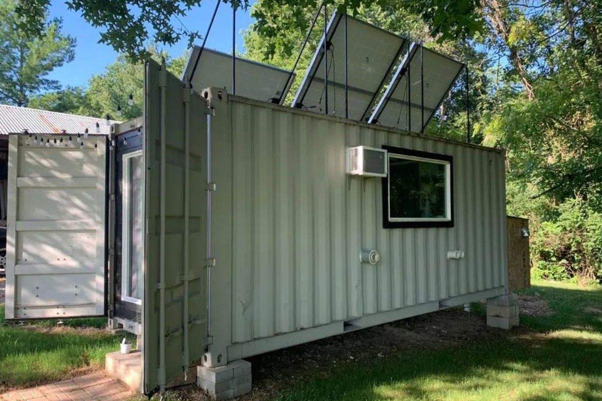 Une maison container avec des panneaux solaires