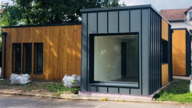 Une grande maison en containers maritimes