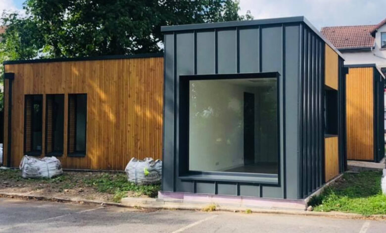 Une grande maison en containers maritimes
