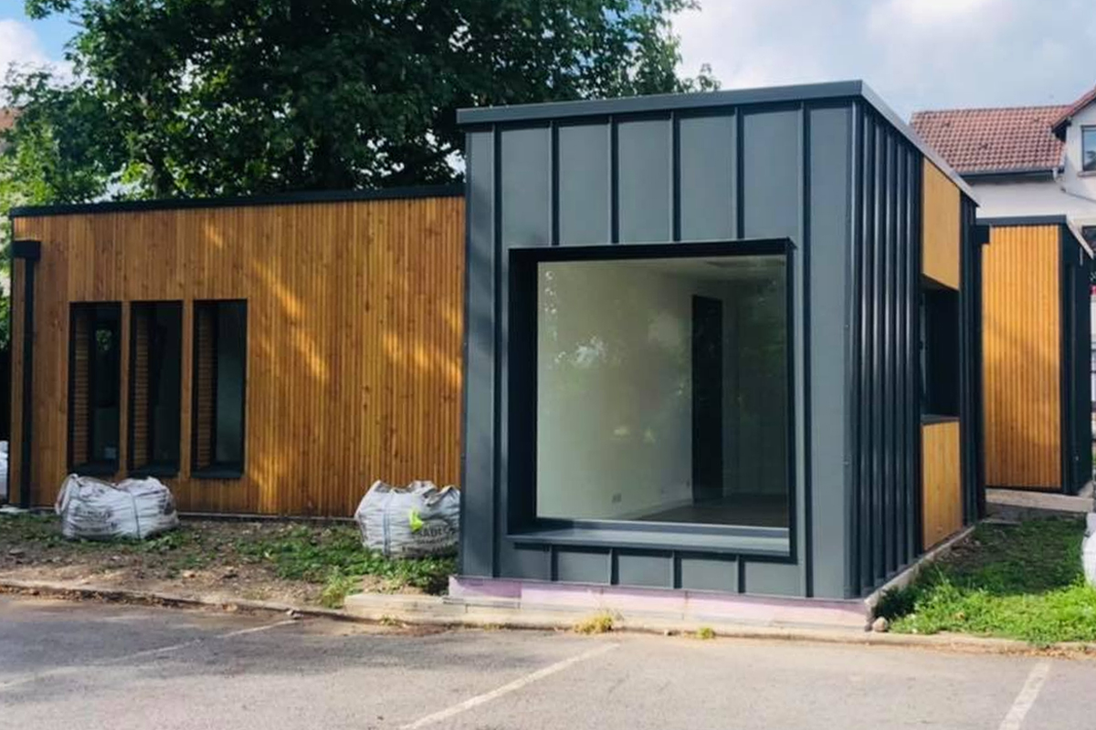 Une grande maison en containers maritimes