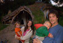 Simon Dale et sa famille devant la maison de Hobbit