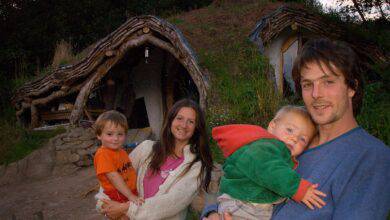 Simon Dale et sa famille devant la maison de Hobbit