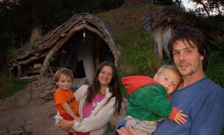 Simon Dale et sa famille devant la maison de Hobbit
