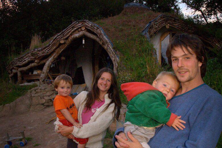 Simon Dale et sa famille devant la maison de Hobbit