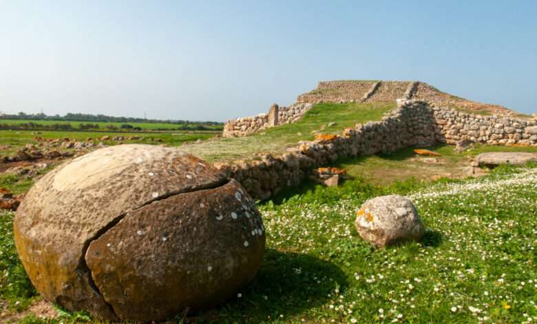 L'autel préhistorique Monte d'Accoddi est un monument mégalithique découvert en 1954 à Sassari, en Sardaigne
