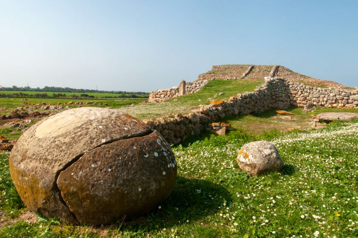 L'autel préhistorique Monte d'Accoddi est un monument mégalithique découvert en 1954 à Sassari, en Sardaigne