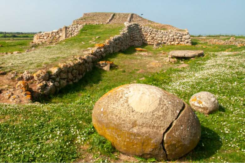L'autel préhistorique Monte d'Accoddi est un monument mégalithique découvert en 1954 à Sassari, en Sardaigne