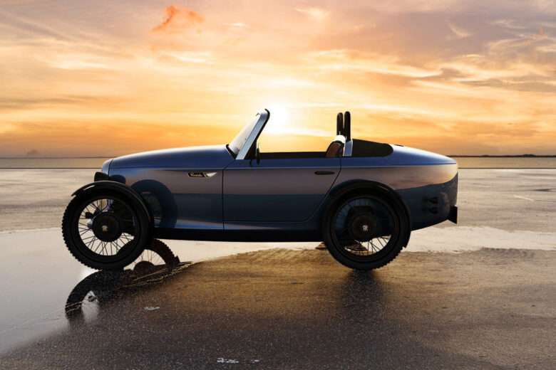 Le roadster Patak Motor en noir sur un couché de soleil