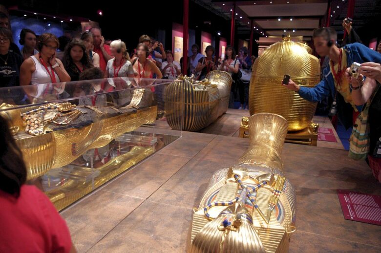 Sarcophage momiforme intérieur43, intermédiaire et extérieur (répliques à l'exposition de 2012 « Toutankhamon, son tombeau et ses trésors » à Paris).