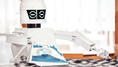un robot qui repasse des vêtements