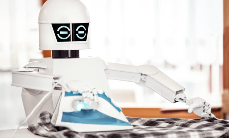 un robot qui repasse des vêtements