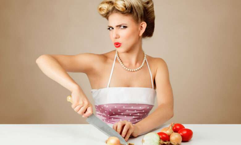 une femme qui coupe des oignons