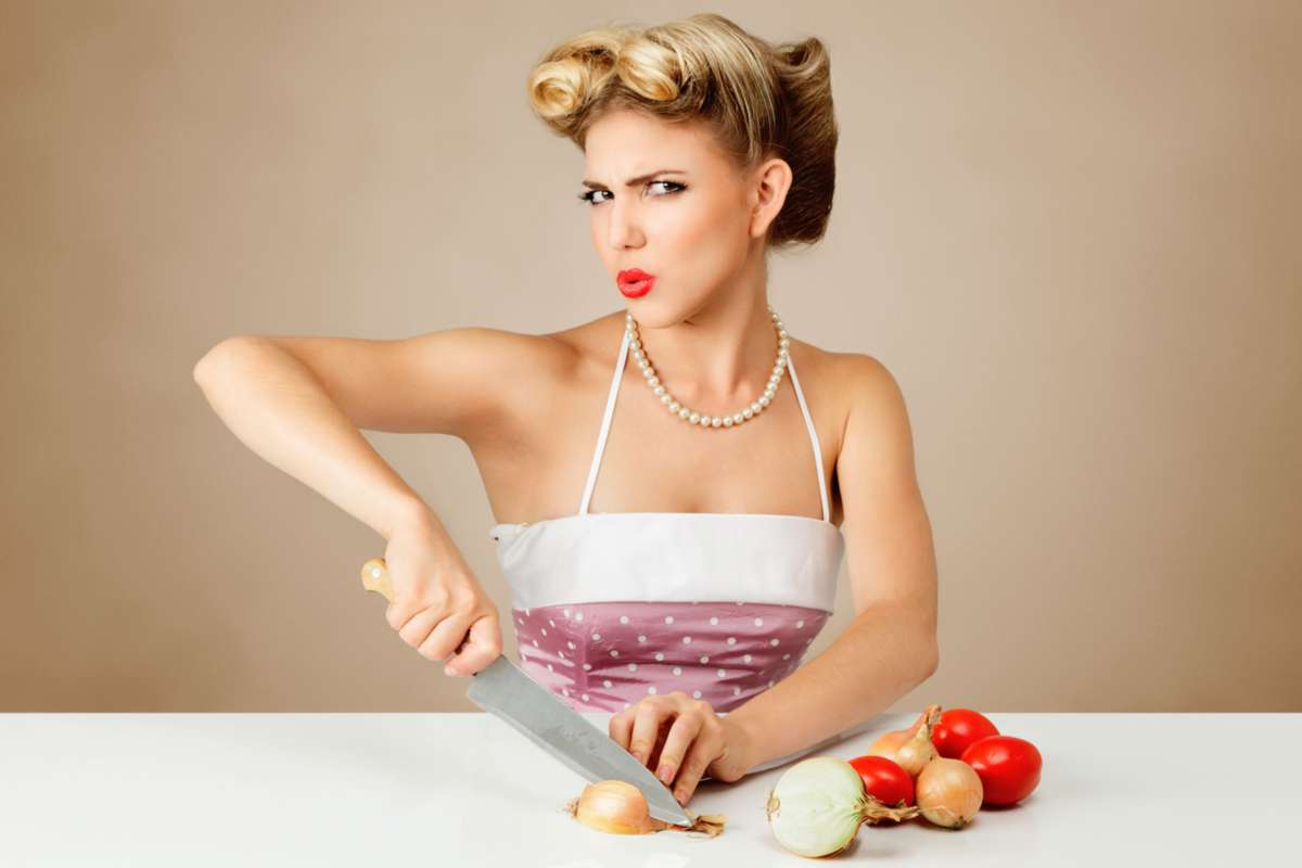 une femme qui coupe des oignons