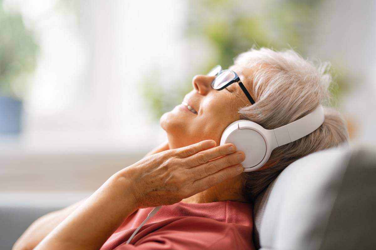 Une dame âgée avec des écouteurs