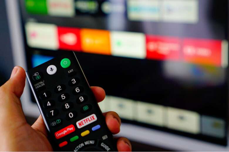 Un tv connectée ave cune télécommande avec le bouton Netflix