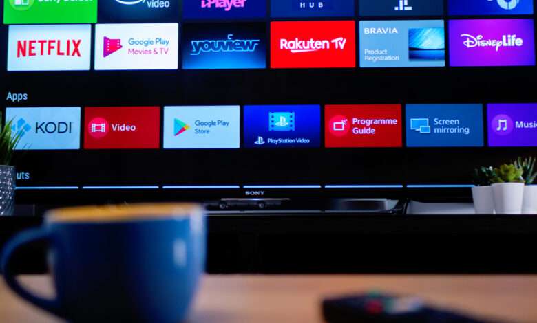 Une tv connectée avec une tasse de café