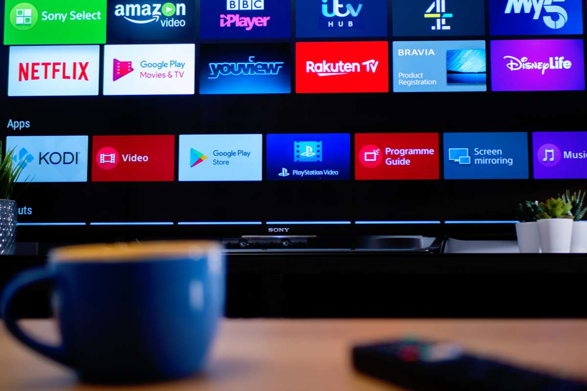 Une tv connectée avec une tasse de café