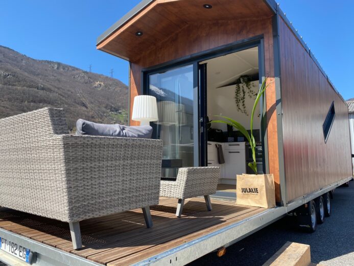 La terrasse de la Tiny House : Tarentaise Modèle "La Dejessi"