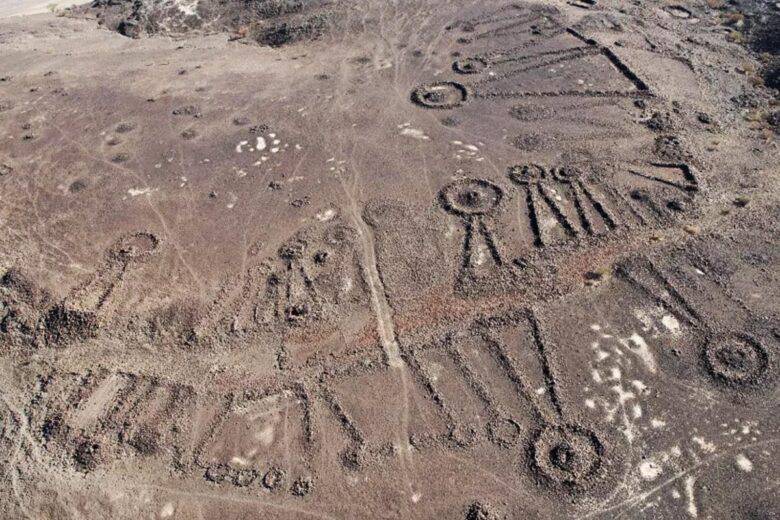 Des milliers de tombes en forme de pendentif découvertes le long des sentiers