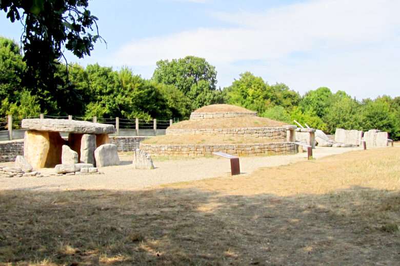 Tumulus archéologique Nécropole de Bougon est un groupe de cinq tumulus néolithiques situé dans l'ouest de la France