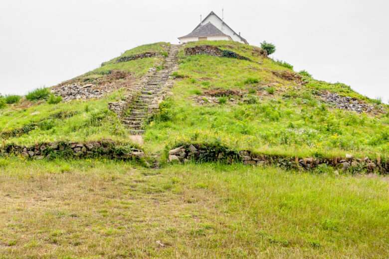 Tumulus mégalithique nommé tumulus Saint-Michel près de Carnac, une commune du département du Morbihan en Bretagne, France