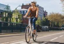 Une femme sur le vélo électrique Decathlon Elops 920E