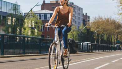 Une femme sur le vélo électrique Decathlon Elops 920E