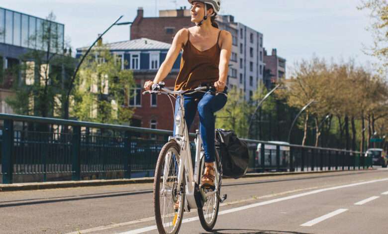 Une femme sur le vélo électrique Decathlon Elops 920E
