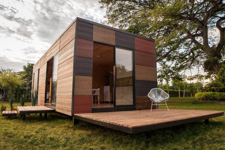 Une maison marron en kit pour l'auto construction 