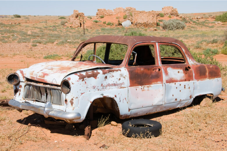 Vieille voiture accidentée rouillée dans l'arrière-pays australien