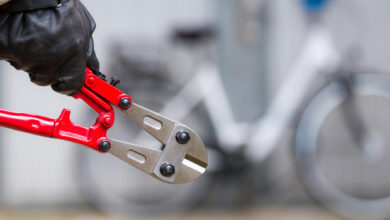 un homme avec une pince coupante va voler un vélo