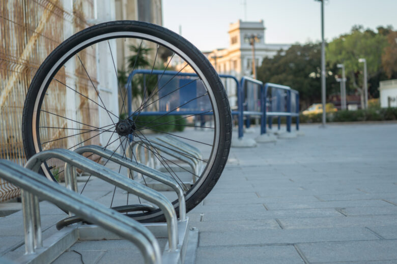 Une vélo volé avec la roue avant attachée