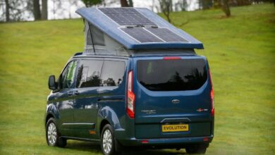 Le camping car Ford PHEV de dos