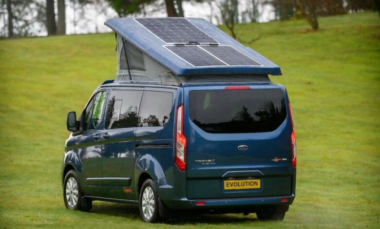 Le camping car Ford PHEV de dos