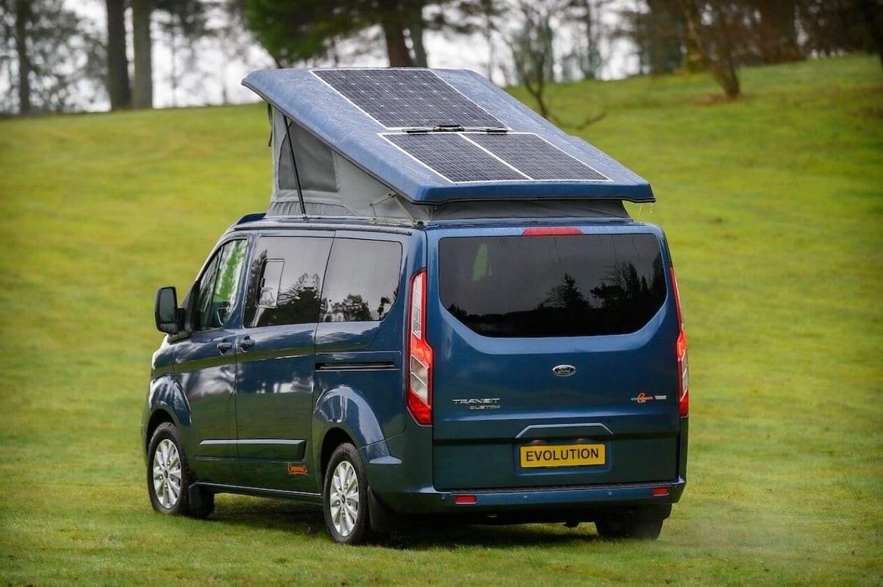 Le camping car Ford PHEV de dos