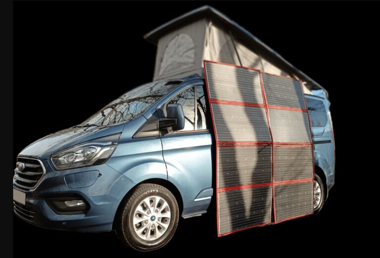 Le camping car Ford PHEV équipé de panneaux solaires