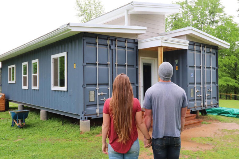 Spenser et Mackenzie devant leur maison container