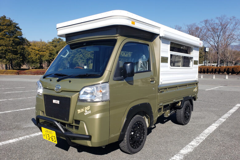 Le mini camping car MiniPopBee avec le toit rabaissé