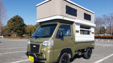 Le mini camping car MiniPopBee avec le toit relevé